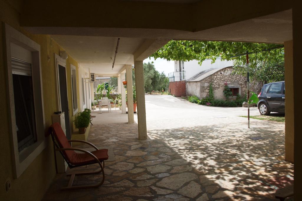 Apartments Viktorija Starigrad Paklenica Exterior photo